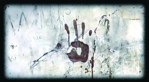 ▲徐发启犯罪集团关押电诈人员的小黑屋内,墙上留下的血手印